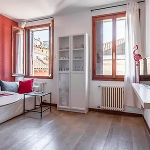 https://venezia-san-marco-view-on-luxury-shopping-street.hotelinveneto.com